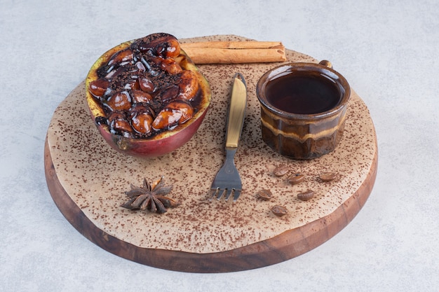 La photo en gros dessert au chocolat sucré avec une tasse de café sur une planche de bois.