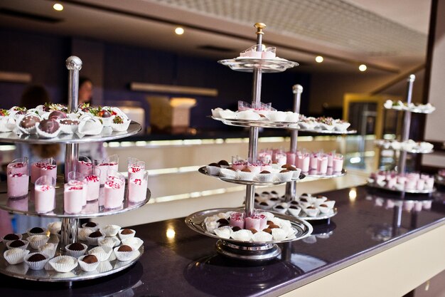 Photo gros plan d'une grande variété de desserts sur un buffet