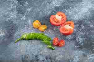 Photo gratuite la photo en gros plan de légumes tranchés biologiques. tomate, poivron vert. photo de haute qualité