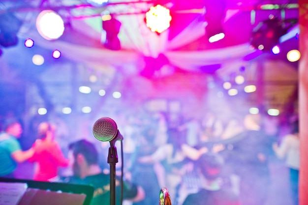 Photo gros plan d'un microphone dans la boîte de nuit