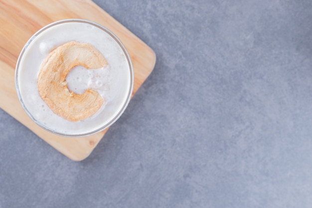 Photo gratuite la photo en gros plan de milk-shake au caramel fraîchement préparé sur planche de bois