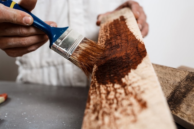 La photo en gros plan de la peinture sur bois de couleur brune.