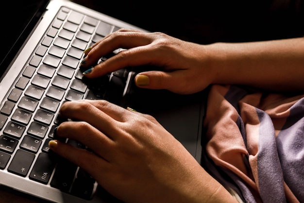 Photo en gros plan de la saisie sur le clavier, message de saisie à la main d'une femme asiatique sur un ordinateur portable, concept de saisie pour ordinateur portable.