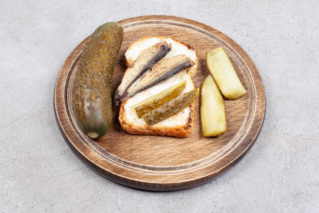 La photo en gros plan de sandwich au poisson fait maison avec cornichon