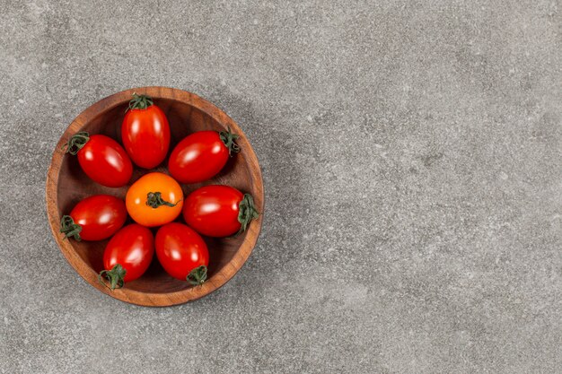 La photo en gros plan de tomates cerises dans un bol.