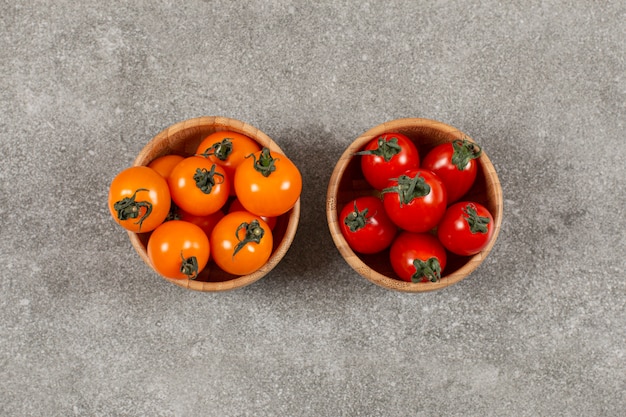 La photo en gros plan de tomates cerises rouges et jaunes dans un bol.