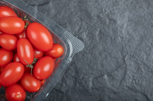 La photo en gros plan de tomates fraîches biologiques sur fond noir. Photo de haute qualité