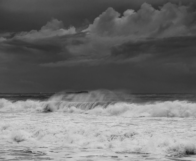 Photo gratuite photo de grosses vagues le long de la sunshine coast sous un ciel nuageux sombre dans le queensland, australie