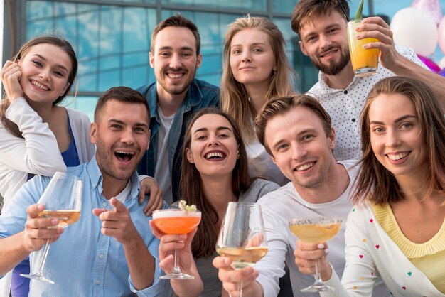 Photo de groupe d&#39;amis lors d&#39;une fête