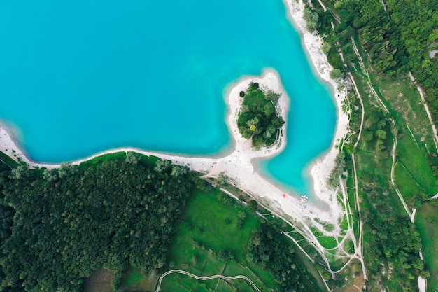 Photo gratuite photo de haut en bas du lac tenno en italie