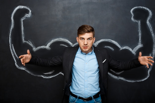 Photo gratuite photo d'un homme drôle avec de faux bras musculaires