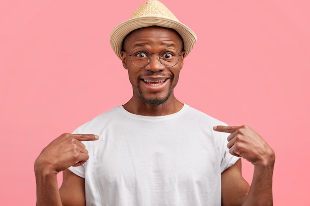 Photo D'un Homme Gai à La Peau Sombre Porte Un Chapeau De Paille