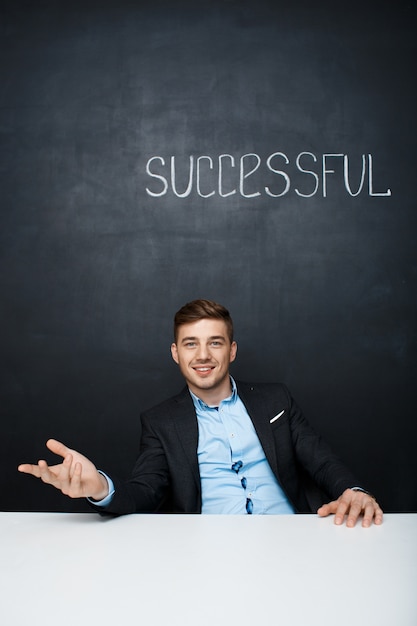 Photo gratuite photo d'un homme heureux sur tableau noir avec texte réussi