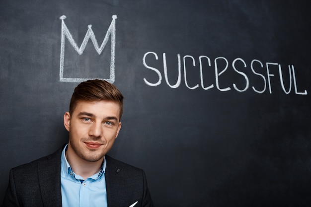 photo de l'homme sur le tableau noir avec couronne et texte réussi