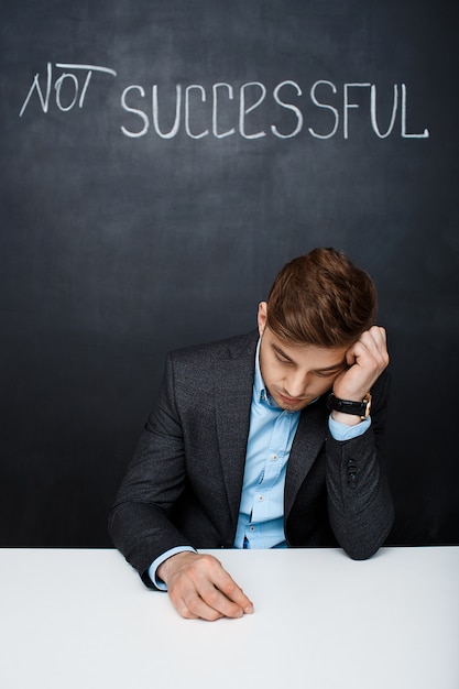 Photo d'un homme triste sur tableau noir avec texte non réussi