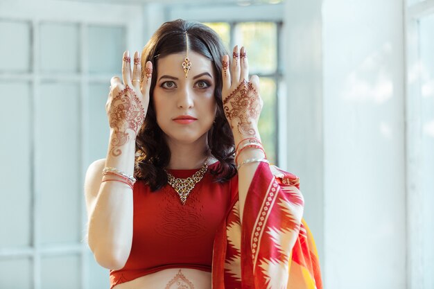 Photo indienne sur les mains de la femme, décoration tradition mehendi