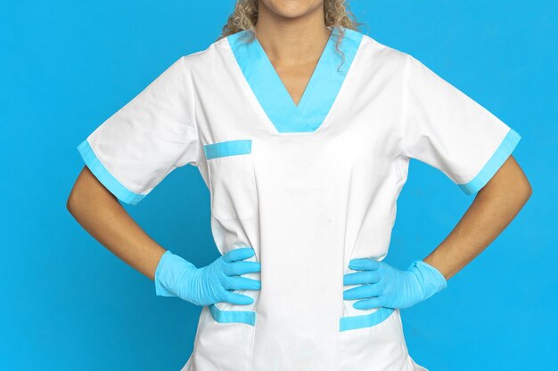 Photo d'une infirmière contre un mur bleu