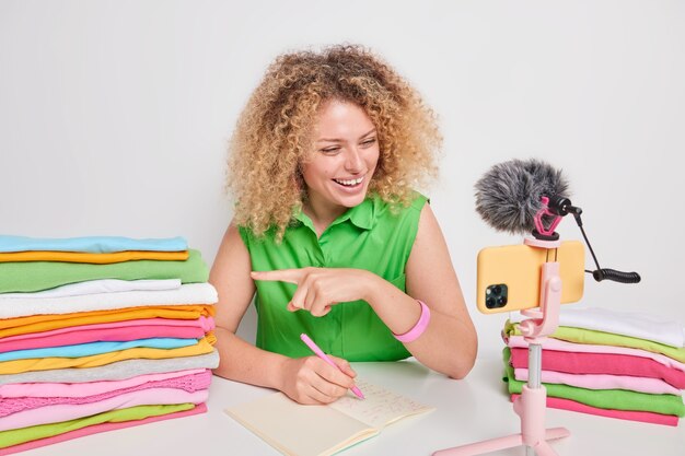 Photo d'intérieur d'une influenceuse qualifiée et joyeuse