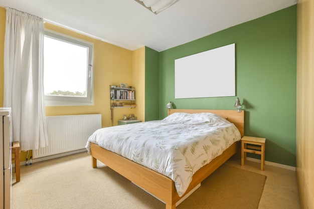 Photo gratuite une photo intérieure d'une chambre à coucher avec un lit de taille reine et un mur de couleur verte