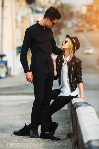 Photo d'un jeune beau couple dans la rue de la ville