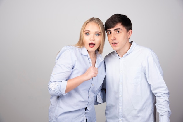 Photo de jeune couple debout et regardant la caméra