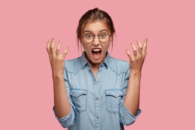 Photo de jeune femme agacée fait des gestes avec colère