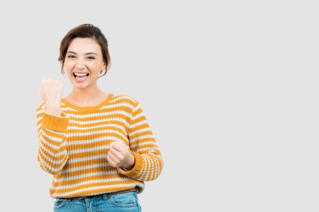 Photo d'une jeune femme debout et posant