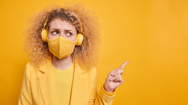 Photo gratuite photo de jeune femme mécontente aux cheveux bouclés