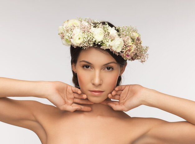 Photo de jeune femme portant une couronne de fleurs