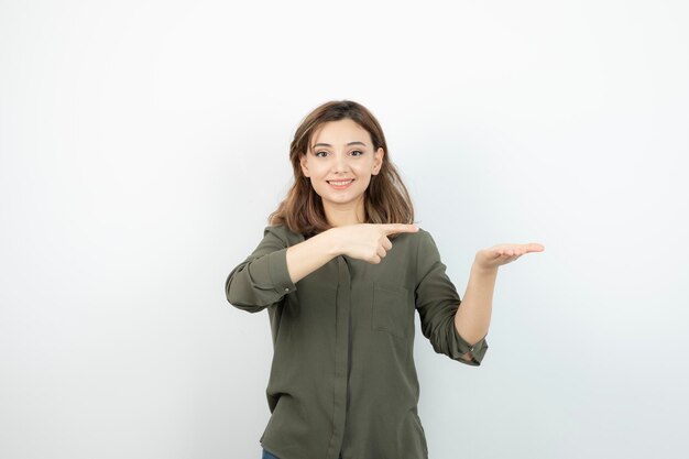 Photo de jeune fille en tenue décontractée debout et regardant. Photo de haute qualité