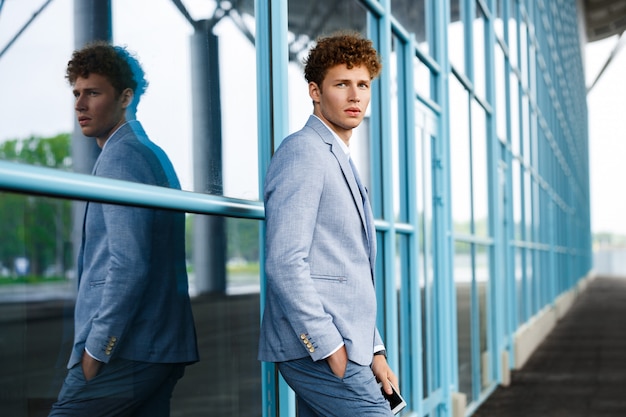 Photo de jeune homme d'affaires rousse confiant dans la rue