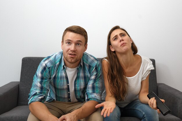 Photo de jeunes femmes et hommes émotionnels gestes et grimaci