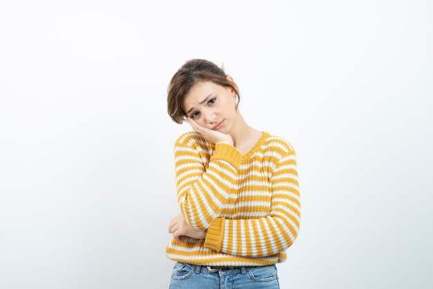 Photo d'une jolie jeune femme modèle debout et posant. Photo de haute qualité