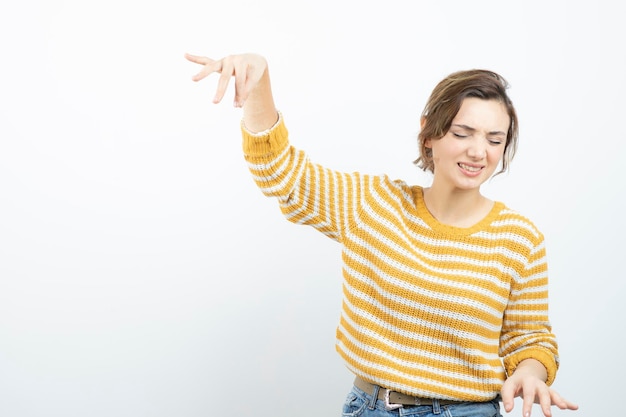 Photo d'une jolie jeune femme modèle debout et posant. Photo de haute qualité