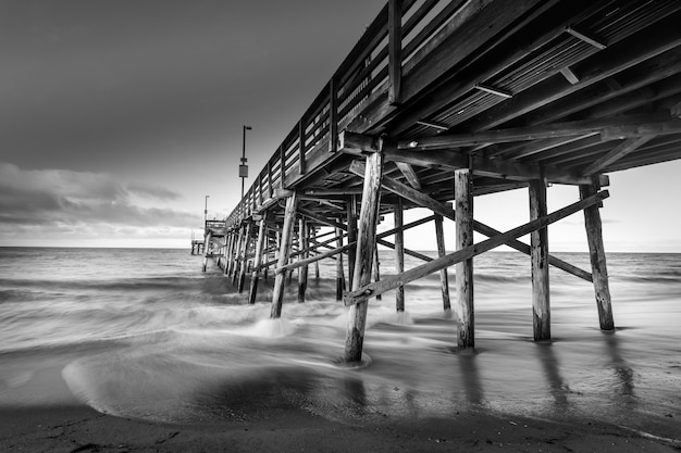 Photo longue exposition d'une jetée sur la plage en Californie