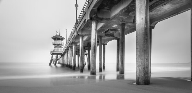 Photo longue exposition d'une jetée sur la plage en Californie