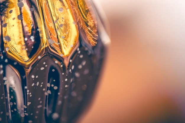 Photo gratuite une photo macro d'une boule de noël en argent sur un fond flou