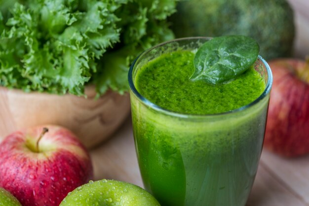 Photo macro de smoothie vert frais