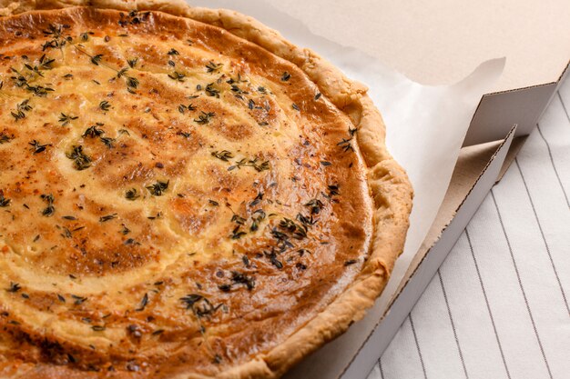 Photo macro de tarte au fromage sur le mur blanc.