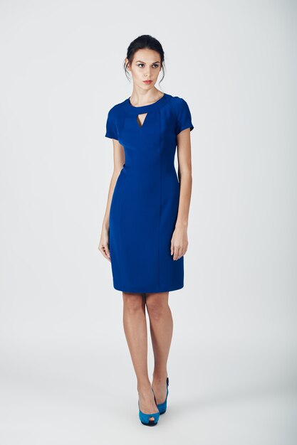 Photo de mode d'une jeune femme magnifique vêtue d'une robe bleue