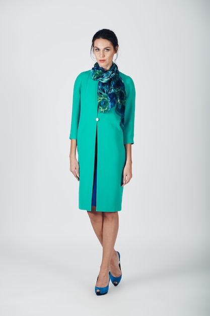 Photo de mode d'une jeune femme magnifique vêtue d'une robe turquoise