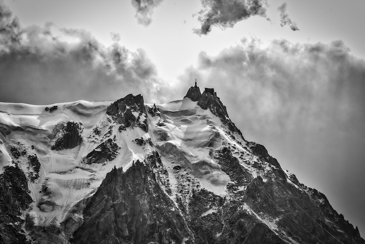 Photo gratuit photo en niveaux de gris de la célèbre montagne de l'aiguille du midi couverte de neige en france