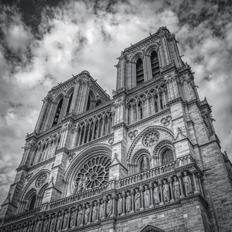 Photo gratuit photo en niveaux de gris de notre-dame de paris à paris, france