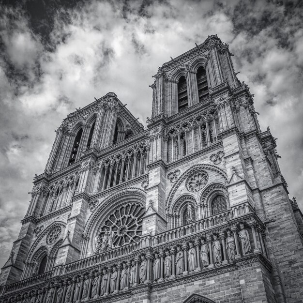 Photo en niveaux de gris de Notre-Dame de Paris à Paris, France