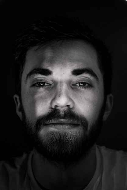 Photo noir et blanc d'un homme barbu