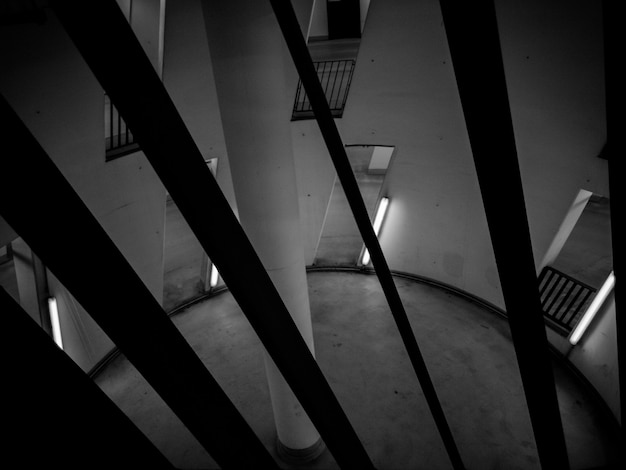 Photo en noir et blanc d'une pièce circulaire avec pilier au centre