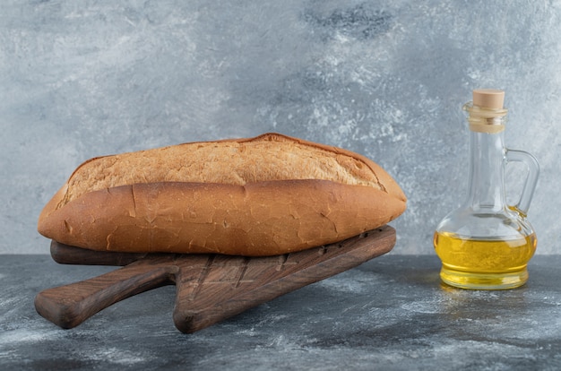 Photo De Pain Blanc Avec De L'huile Sur La Planche De Bois. Photo De Haute Qualité