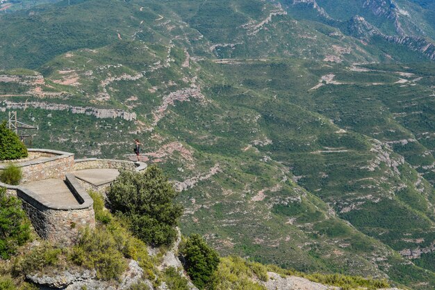 Photo de paysage de belles montagnes coniques dans des forêts luxuriantes