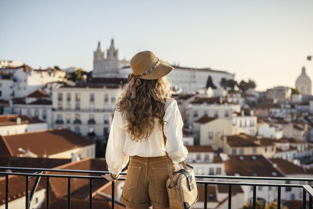 Une photo de paysage d'une jeune voyageuse