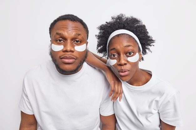 Photo gratuite photo d'une petite amie et d'un petit ami afro-américains surpris qui regardent attentivement la caméra